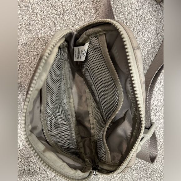Lululemon Everywhere Belt Bag WORDMARK GRID MINI RAW LINEN GREY RARE - Picture 5 of 7